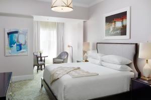 查尔斯顿斯佩克塔特酒店的白色卧室配有床和椅子