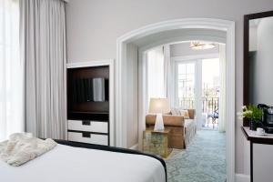 查尔斯顿斯佩克塔特酒店的一间卧室设有一张床和一间客厅。