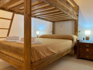 阿尔莫多瓦尔德尔里奥Albergue Multiaventura Active Andalucia的一间卧室配有一张木架大床