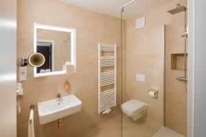 汉诺威MiDoma, Self Check-In Hotel, Hannover Messe的一间带水槽、卫生间和淋浴的浴室
