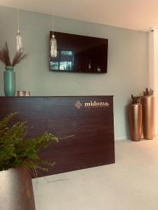 汉诺威MiDoma, Self Check-In Hotel, Hannover Messe的木台,在盆栽的房间里