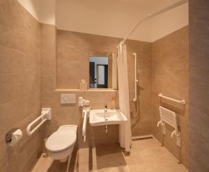 汉诺威MiDoma, Self Check-In Hotel, Hannover Messe的一间带卫生间和水槽的浴室