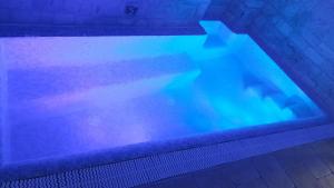 阿尔贝罗贝洛Trulli e Puglia Luxury Suite的一座大型游泳池,上面有蓝色的灯光
