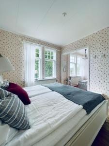 BorensbergGöta Hotell的卧室设有一张大白色的床铺,设有窗户