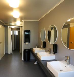 UrshultUrshult Camping的浴室设有2个水槽和2面镜子