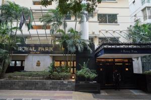 达卡皇家公园酒店的一位男子站在新加坡皇家公园酒店外
