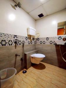 孟买Hotel Aspen - Near International Airport的一间带卫生间和水槽的浴室