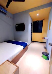 孟买Hotel Aspen - Near International Airport的一间小卧室,配有床和窗户
