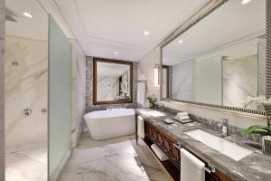 迪拜迪拜丽思卡尔顿酒店的一间带浴缸和大镜子的浴室