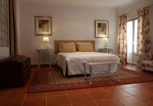 贝尔蒙特Casa do Pelourinho的一间卧室配有一张床、一张桌子和两盏灯。