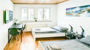 Stuttgart Zuffenhausen Porsche Bosch 1Doppelzimmer Flatshare Apartment客房内的一张或多张床位