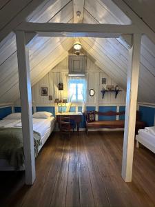 Óbyggðasetur荒野中心/奥布乐思特群岛度假酒店的阁楼上配有带两张床和书桌的卧室