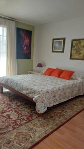 特格斯特安娜加托旅馆的一间卧室配有一张带红色枕头的大床