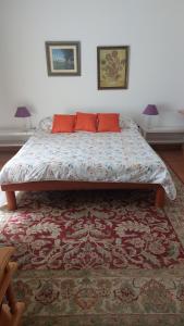 特格斯特安娜加托旅馆的卧室里一张带橙色枕头的床