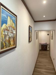梅尔尼克Guest House Holiday in Melnik的墙上挂有绘画的走廊