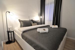 莫斯塔尔Solaris的一间卧室配有一张大床和两个枕头