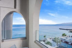 赫索尼索斯格拉罗斯海滩酒店的从大楼内可欣赏到海景