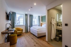 福尔卡赫DAS HOCHREIN的一间酒店客房 - 带一张床和一间浴室