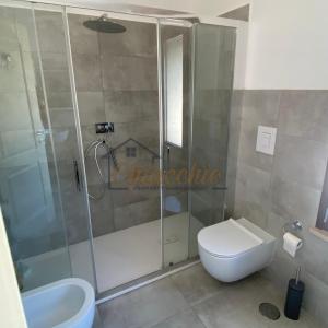 CollepardoVilla La Macchia的带淋浴、卫生间和盥洗盆的浴室