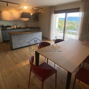 CollepardoVilla La Macchia的厨房以及带桌椅的用餐室。