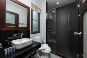 奈汉海滩Onyx Villas by TropicLook的一间带水槽、卫生间和淋浴的浴室