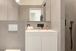 戛纳IMMOGROOM - Apparements luxueux - 2min du Palais - Vue mer - Clim的浴室设有白色水槽和镜子