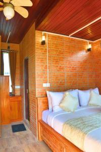 塔巴南Abing Dalem - Villa Nangka的一间卧室配有一张砖墙床
