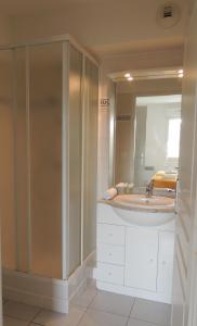 阿卡雄Lagrange Vacances - Villa d'Este的一间带水槽和镜子的浴室