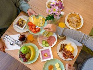 海尔布隆海尔布隆宜必思酒店的一群人坐在餐桌旁吃着食物