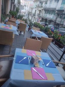 米诺利开普罗酒店的一张带餐巾纸和餐具的蓝色桌子