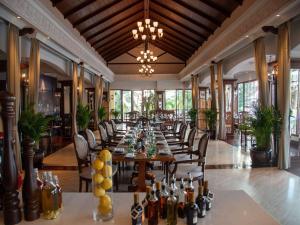功孟海滩Sofitel Krabi Phokeethra Golf and Spa Resort的长长的用餐室配有长桌子和椅子
