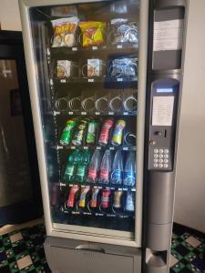 米诺利开普罗酒店的出售汽水罐和饮料的汽水自动售货机