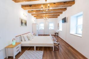 布拉索夫Fernweh Haus Brasov的一间卧室设有一张大床和木制天花板。