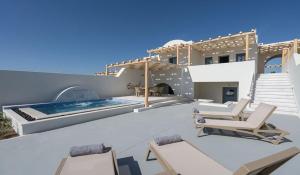 Agia ParaskeviLovely Santorini Villa - 2 Bedroom Villa - Private Jacuzzi and Charismatic Interior - Vothonas的别墅 - 带游泳池和一些椅子