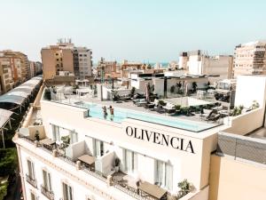 阿尔么丽亚HO Puerta de Purchena的从带游泳池的建筑屋顶上欣赏美景