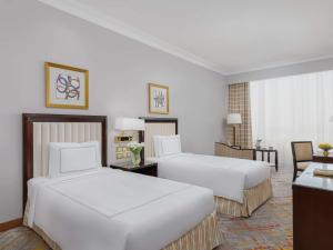 麦加马卡姆麦加瑞士酒店及度假村的酒店客房配有两张床和一张书桌
