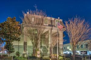 梅泰里梅泰里（新奥尔良）卡尔森乡村酒店的上面有美国国旗的建筑
