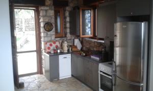Kalamaki MessiniaKtima Charitou的厨房配有冰箱和炉灶。