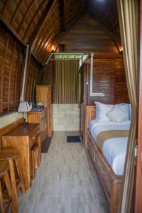 塔巴南Abing Dalem - Villa Durian的一间卧室配有一张床和一张书桌