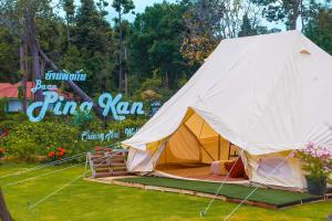 山甘烹Baan Pingkan Wellness Resort的帐篷建在草地上