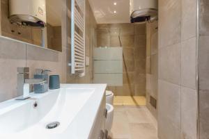 博洛尼亚Sette Chiese Apartments的浴室配有白色水槽和卫生间。
