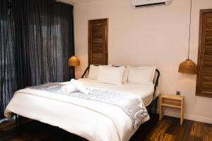 莱基Ulo Lagos的卧室配有白色大床和白色枕头