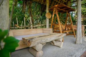 塔巴南Abing Dalem - Villa Mangga的木凳和凉亭内的秋千