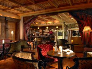 塔拉莫尔布里奇休闲Spa俱乐部酒店的一间带桌椅的餐厅和一间酒吧