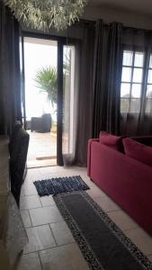 内比达Casa vacanza Maligio' Nebida Masua的客厅设有粉红色的沙发和大窗户