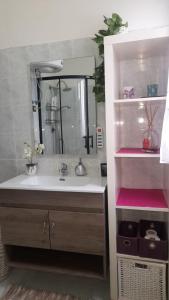 内比达Casa vacanza Maligio' Nebida Masua的一间带水槽和镜子的浴室