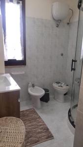 内比达Casa vacanza Maligio' Nebida Masua的一间带水槽、卫生间和淋浴的浴室