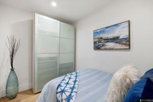 旧金山Charming apt in Pacific Heights的一间卧室配有床和大型玻璃柜