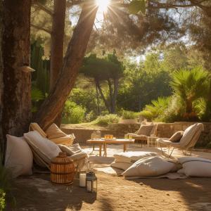 卡皮塔纳LAVITA Camp - Capitana Villasimius的庭院配有白色家具、桌子和树木