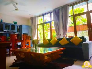 沙努尔3Bedroom Villa Kepiting Sanur的带沙发和咖啡桌的客厅